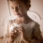 Primer plano de niña en sesión de fotos de comunión en Burgos con corona de flores y vestido vintage