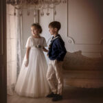 Sesión de fotos de comunión original en Burgos, retrato infantil con iluminación suave y estilo minimalista