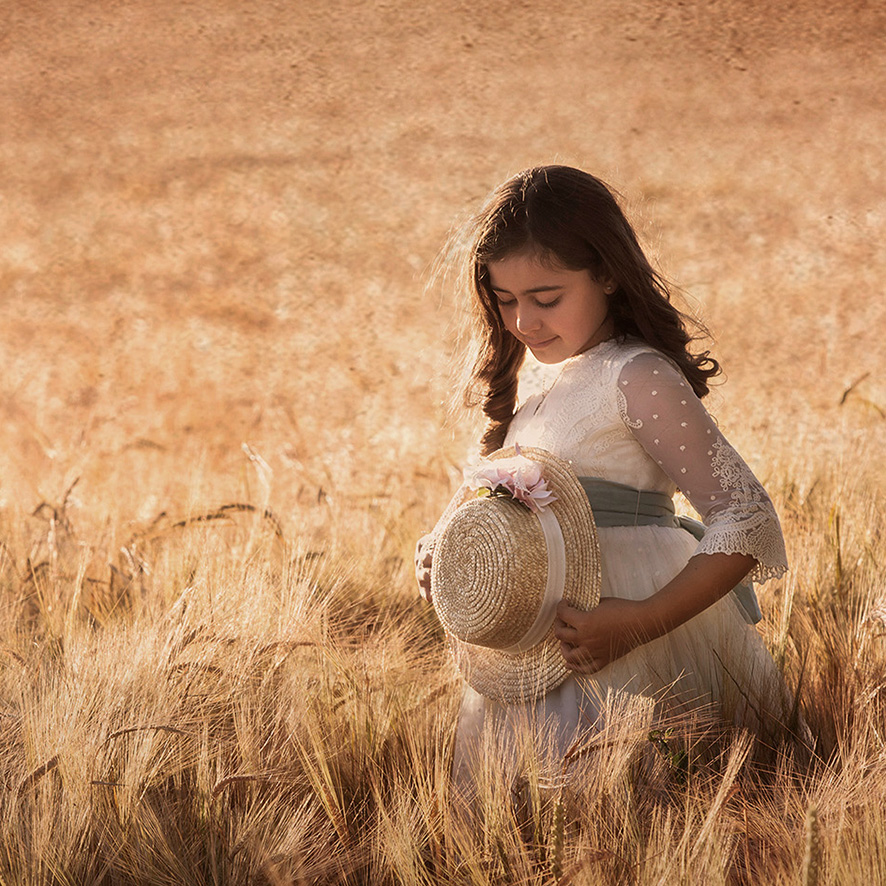 fotografía de comunión de una niña en un campo de trigo en Burgos, Fotografía Fuentes Burgos